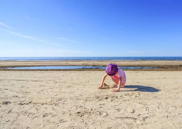 Entzückendes Kleines Mädchen Baut Eine Sandburg Ostseestrand Kinderaktivität Ruhe Der — Stockfoto