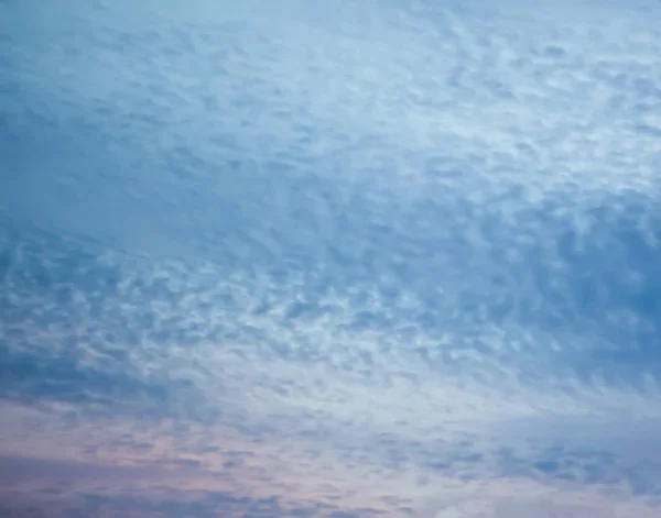 Γαλάζιο Του Ουρανού Σύννεφα Στη Θερινή Ημέρα — Φωτογραφία Αρχείου