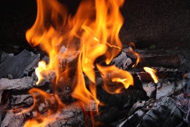 Açık havada mangal üzerinde yanan ateşten parlak alev