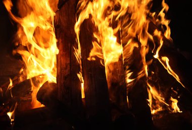 Açık havada mangal üzerinde yanan ateşten parlak alev