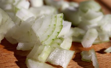 Taze soğan. Soğan arka planı. Olgun soğanlar. Piyasada soğan