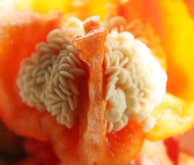 Çekirdekli kırmızı biber. Yaklaş.