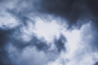 Gün batımında yaz şehir dışında. Gökyüzü bulutlu.