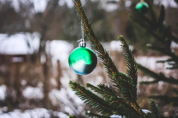 Weihnachtskugel Hängt Freien Einem Tannenzweig — Stockfoto