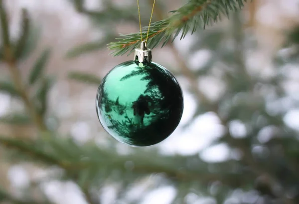 Χριστουγεννιάτικη Μπάλα Κρέμεται Ένα Κλαδί Ελάτης Εξωτερικούς Χώρους — Φωτογραφία Αρχείου