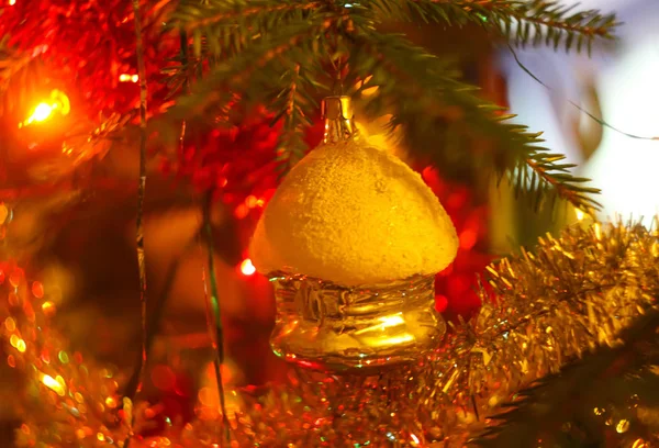 Weihnachtsschmuck auf den Tannenzweigen — Stockfoto