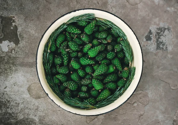 Cones Pinheiro Verde Uma Grande Xícara Livre Preparado Para Xarope — Fotografia de Stock