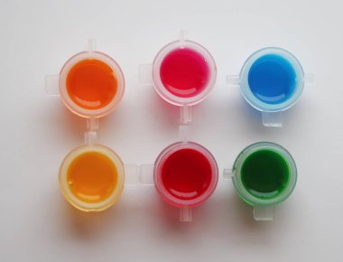 Beyaz arkaplanda renkli akrilik boyalar 