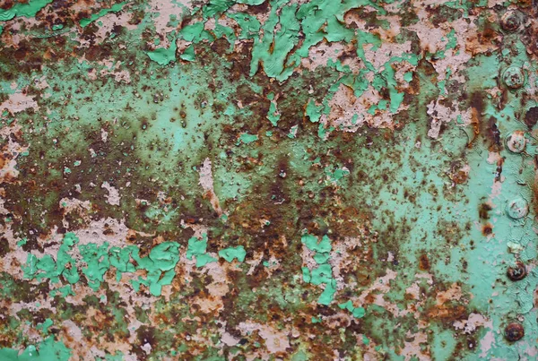 Çizik ve çatlaklarla eski paslı metal dokusu.