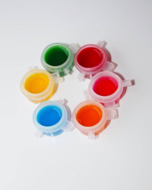 Beyaz arkaplanda renkli akrilik boyalar 