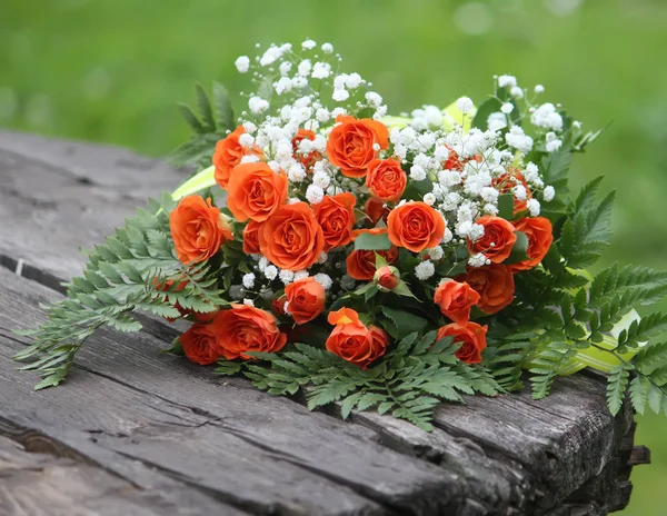 Bukiet róż i liści zielonych — Zdjęcie stockowe