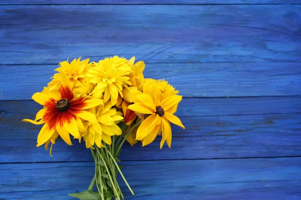 Strauß heller Sommerblumen auf bunten Holzbrettern. — Stockfoto