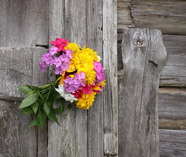 Bouquet Bright Summer Flowers Rough Weathered Wooden Wall Background — Stock Photo, Image