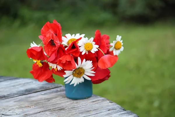 Wilde Blumen Strauß auf Holztisch — Stockfoto