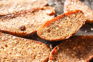 Kızarmış ekmek ile plaka