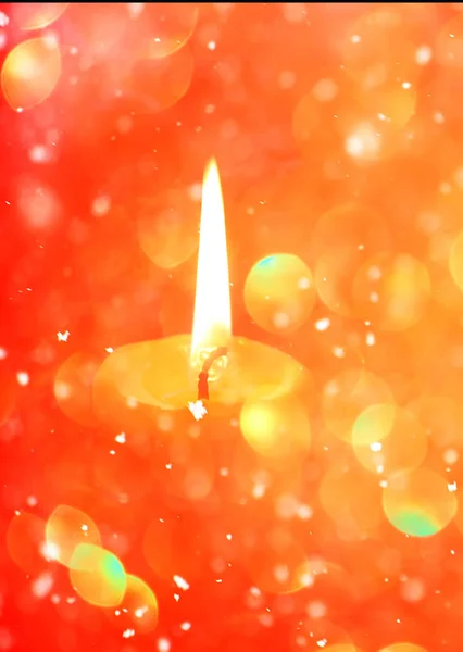 Llama de vela ardiente sobre fondo de brillo festivo . — Foto de Stock
