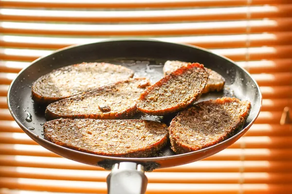 Teller mit Toastbrot — Stockfoto