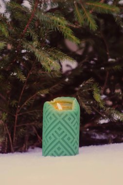 Noel süslemesi - yeşil mumlar ve köknar ağacı dalları