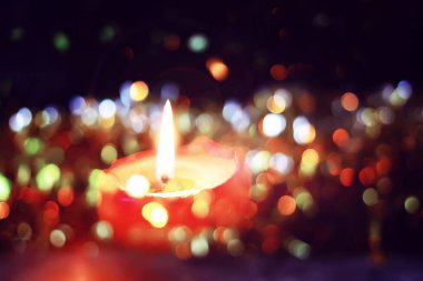 Noel dekorasyonu arka planında yanan mum.