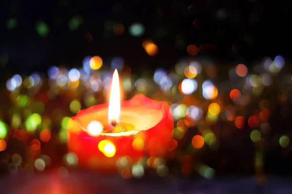 Płonąca świeca na tle dekoracji Bożego Narodzenia. — Zdjęcie stockowe