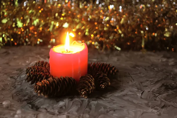 Bougie brûlante sur fond de décoration de Noël . — Photo