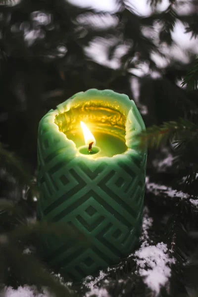 Decorazione di Natale - candele verdi e rami di abete — Foto Stock