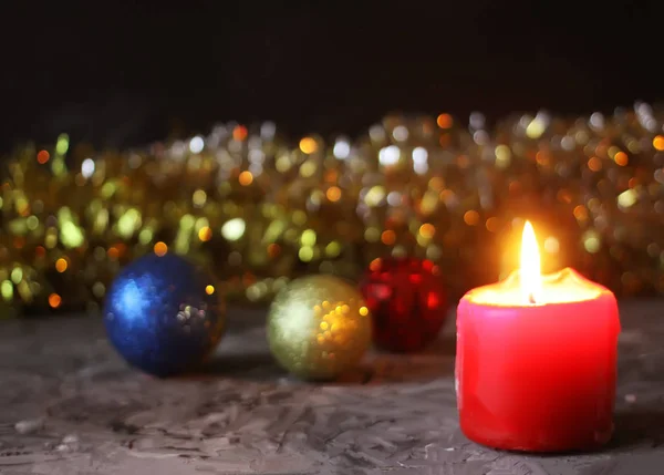 Vela ardiente en el fondo de la decoración de Navidad . — Foto de Stock