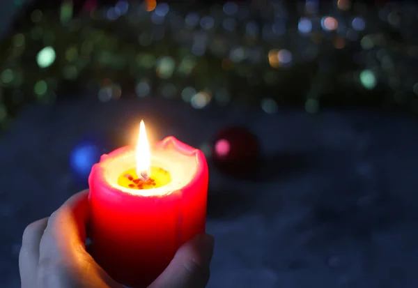 Vela ardiente en el fondo de la decoración de Navidad . — Foto de Stock