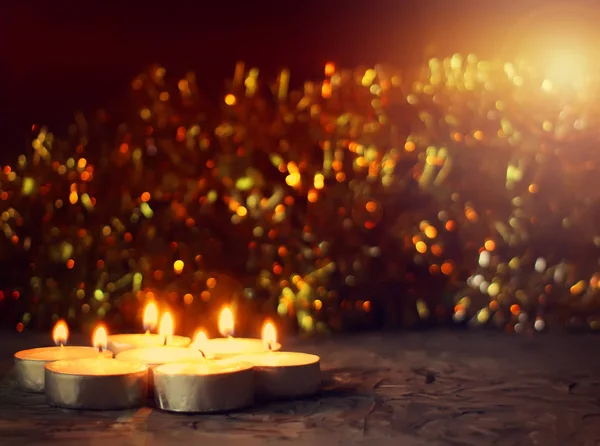 Vela ardiente en el fondo de la decoración de Navidad . — Foto de Stock