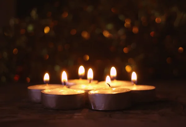 Brennende Kerzen auf Weihnachtsdekoration Hintergrund. — Stockfoto