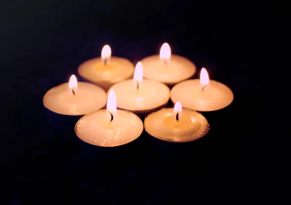 Brandende kaarsen op donkere achtergrond. — Stockfoto