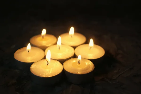 Velas ardientes sobre fondo oscuro. — Foto de Stock