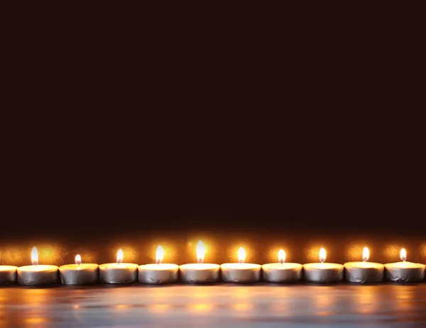 Спалювання свічок на темному фоні . — стокове фото