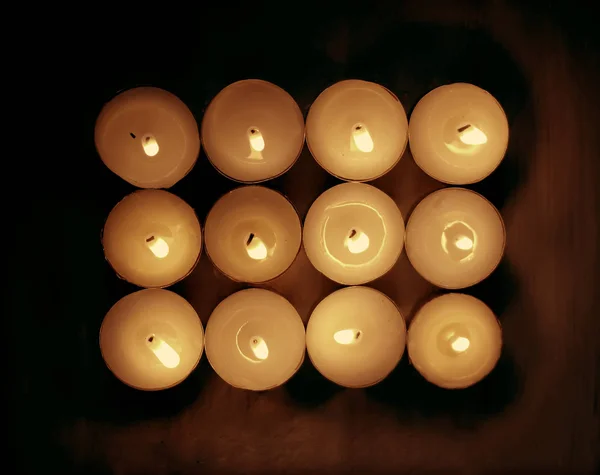 Queimando velas no fundo escuro. — Fotografia de Stock