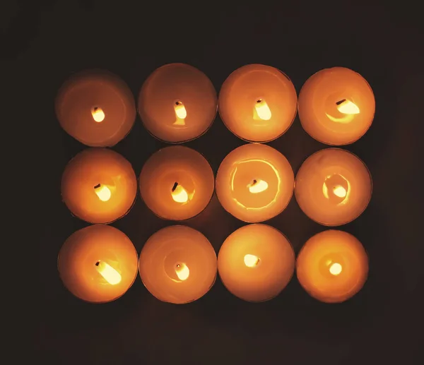 Velas ardientes sobre fondo oscuro. —  Fotos de Stock