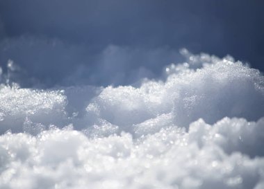 Kırsal kesimdeki kış doğasının ayrıntıları. Eriyen kar yüzeyi.