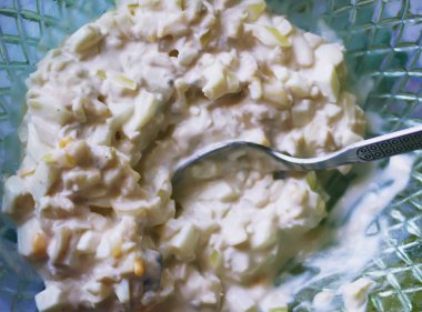 Soğanlı ve mayonezli kalamar salatası.