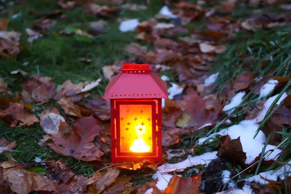 Lanterna decorativa con candela accesa nel parco autunnale la sera. — Foto Stock