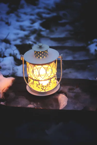 Διακοσμητικό φανάρι με αναμμένο κερί σε παλιά ξύλινα σκαλοπάτια στο χειμερινό πάρκο — Φωτογραφία Αρχείου
