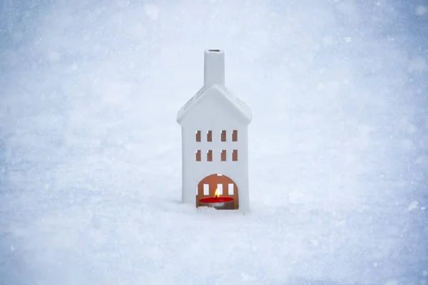 Lanterna di Natale sulla neve fresca e pulita — Foto Stock