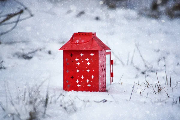 红色灯笼，在新雪上燃着蜡烛。 公园里寒冷的冬日早晨. — 图库照片