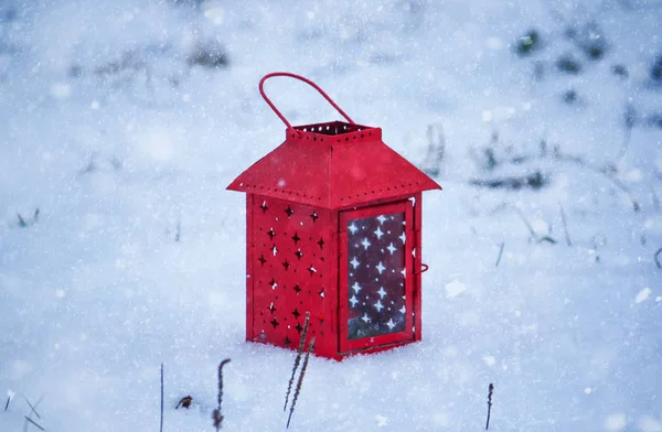 Lanterna rossa con candela accesa sulla neve fresca. Mattina invernale nevosa nel parco . — Foto Stock