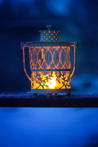 Dekorativ jul lykta med brinnande ljus hängande på snötäckta fir- träd gren i en vinterpark. Nytt år festligt kort, affisch, vykort design. — Stockfoto