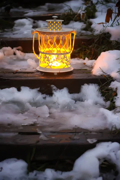 Lanterna decorativa com vela acesa no parque de outono à noite . — Fotografia de Stock