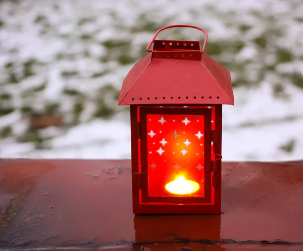 Lanterna decorativa con candela accesa nel parco autunnale la sera. — Foto Stock