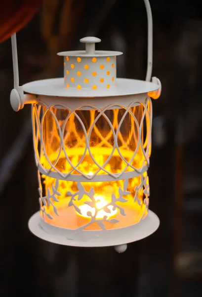 Lanterna decorativa com vela acesa no parque de outono à noite . — Fotografia de Stock