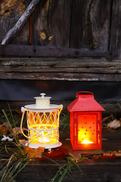 Linterna decorativa con vela encendida en el parque de otoño por la noche . —  Fotos de Stock