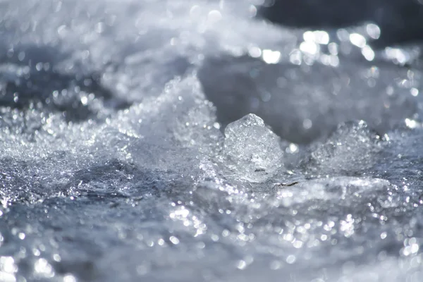 Detalhe da natureza de inverno no campo. Superfície de neve derretida . — Fotografia de Stock