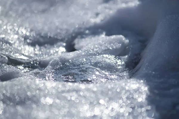 Detalhe da natureza de inverno no campo. Superfície de neve derretida . — Fotografia de Stock