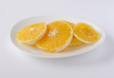 Turuncu bir tabakta dilimlenmiş.